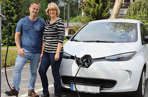 Kind bläst sich mit einem Föhn Wind ins Gesicht