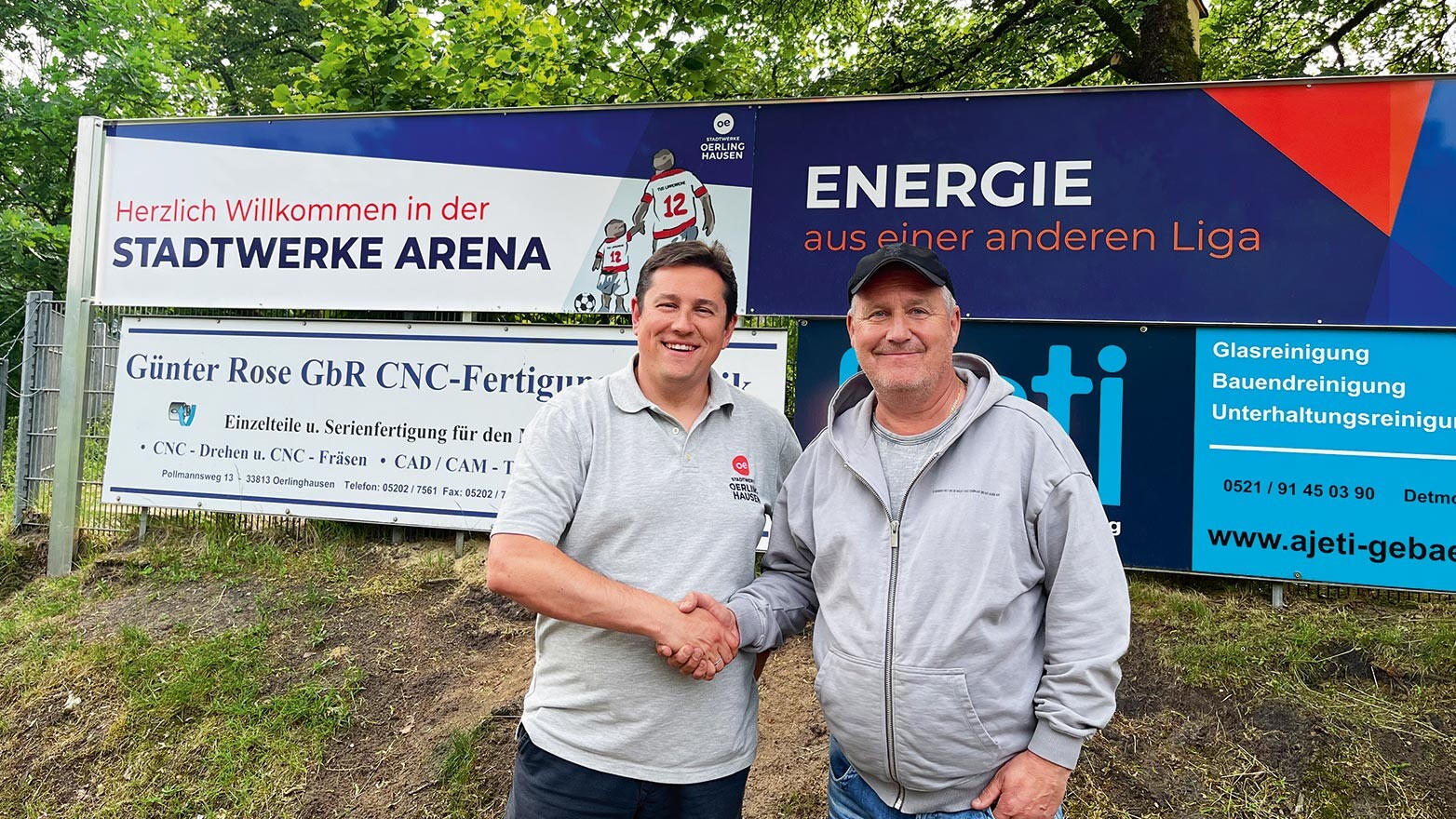 Michael Makosch, Stadtwerke Oerlinghausen, und Frank Fulland, TuS Lipperreihe