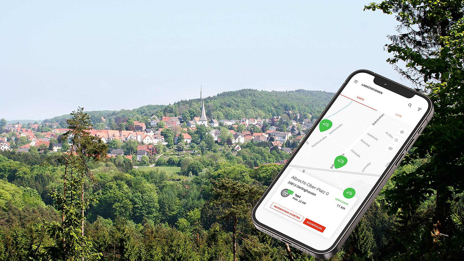 Handy mit der OerliLadeApp vor einer Aufnahme von Oerlinghausen