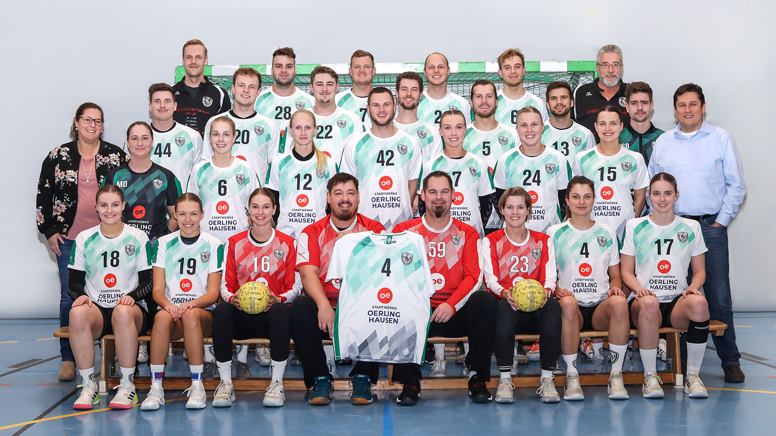 Die Damen- und Herrenmannschaft des TSV Oerlinghausen mit ihren neuen Trikots