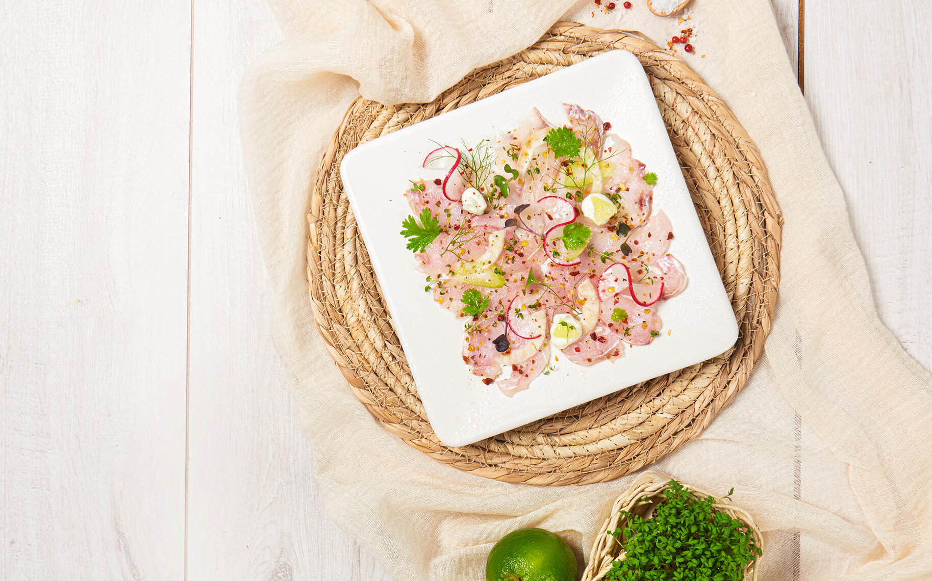 Ceviche mit Rosa Beeren, Limettencreme und Wildkräutern