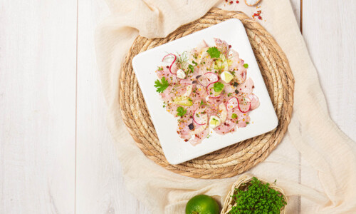 Ceviche mit Rosa Beeren, Limettencreme und Wildkräutern